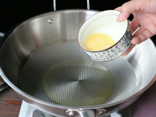 7、南瓜紫薯蛋卷,锅内刷薄薄一层食用油，将锅大火烧热后立即关火，将鸡蛋搅散后转着圈的样子，倒进锅中～