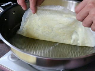 8、南瓜紫薯蛋卷,然后端起锅晃动，将蛋液完全摊平凝固，完全凝固并熟后就可以将蛋皮取出啦～