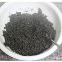 3、芝麻汤圆,拌入白糖 拌入液化的黄油(黄油称量好后隔热水化开),拌匀后放入冰箱冷藏。