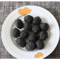 4、芝麻汤圆,冷藏后的芝麻馅在制作之前取出 分成约15g一个,搓圆,入冰冻定型15分钟。