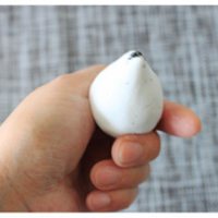 9、芝麻汤圆,收口成一个小锥形,捏去头上一点粉团。