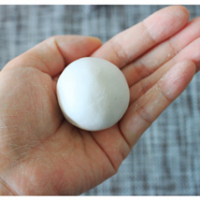 10、芝麻汤圆,收口朝下搓圆。