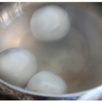 11、芝麻汤圆,锅中烧水,水开后下汤圆,大火煮开,中途用木铲轻轻推几下,待汤圆浮起即可。