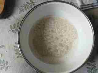 2、健康无糖版的小土司面包,把牛奶加热一会，大约40℃左右，倒入酵母粉搅拌，静置五分钟。