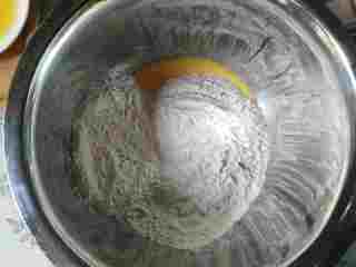 3、健康无糖版的小土司面包,把低筋面粉高筋面粉和鸡蛋简单混合，慢慢加入上一步的牛奶，混合成团。