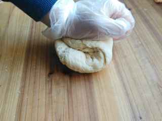 4、健康无糖版的小土司面包,放在案板上（硅胶垫），把面团揉光滑。