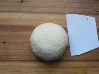 5、健康无糖版的小土司面包,先加入盐，揉均匀后。在加入黄油，揉均匀，开始摔打面团（目的使面团出筋）