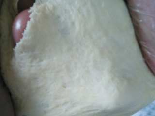 6、健康无糖版的小土司面包,如果是手揉的小伙伴，可以把面膜摔打到有韧性。如果是厨师机的小伙伴，可以用厨师机揉出薄膜。