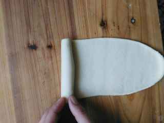 8、健康无糖版的小土司面包,在卷起来，用保鲜膜或者毛巾盖起来静置15分钟。