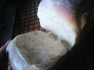 11、健康无糖版的小土司面包,我土司个头比较小，放进烤箱180℃烤18分钟左右。如果是450g的土司摸，大家可以烤35～40分钟，请根据自家的烤箱温度而定。