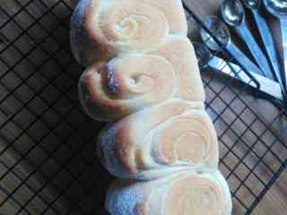 12、健康无糖版的小土司面包,出炉侧放，放凉。用保鲜袋装起来，不吃记得把保鲜袋封起来，室温可放3～5天，请尽快吃完。