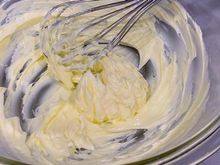 1、雪球饼干,无盐奶油放置室温软化，也可以微波500W加热30-40秒，然后用打蛋器打发至略为泛白。