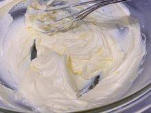 2、雪球饼干,加入糖粉后继续搅拌打发，直至呈现略为蓬鬆的状态。