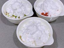 3、雪球饼干,准备三个小碗，分别秤好原味、抹茶和草莓的粉类材料。