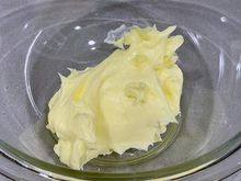 4、雪球饼干,将步骤3的奶油糖霜秤重，先分出1/3到另一个调理盆中。