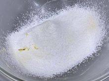 5、雪球饼干,将原味的粉类材料过筛加入，然后用刮刀轻轻搅拌均匀