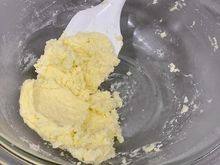 6、雪球饼干,最后使用刮起按压的方式整理成一团。