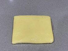 7、雪球饼干,撕一大张保鲜膜，将步骤8放入，然后包起来，放入冰箱冷藏至少15分钟。