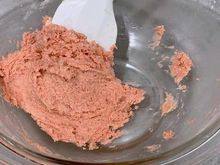 8、雪球饼干,接著盆中再加入1/3的奶油糖霜，倒入草莓口味的粉类材料，用一样的方式整理成一团，然后包入保鲜膜放入冰箱冷藏。抹茶口味在剩下1/3糖霜的调理盆中操作，一样的步骤整理成一块入冰箱冷藏。这样从头到尾只用到两个大盆喔，是不是很省事～