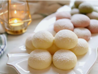 11、雪球饼干,放凉一点后就可以洒上糖粉享用萝！个人觉得微温时吃最棒，配一杯咖啡或热茶超享受的！