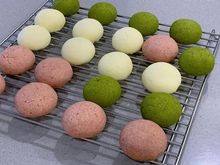 10、雪球饼干,出炉后放在网架上冷却，有些许裂痕是正常的，如果裂很开应是是下火温度太高，上色过深可能是上火偏高，需调整温度或是摆放的位置。