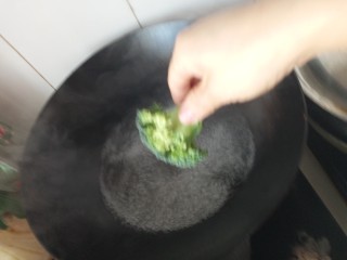 2、辅食:时蔬米饭挞,西兰花下锅焯30秒后捞出来