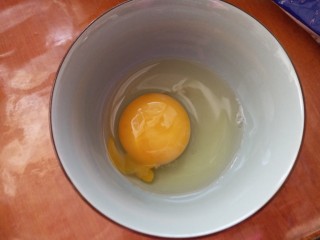 7、辅食:时蔬米饭挞,鸡蛋磕在碗里