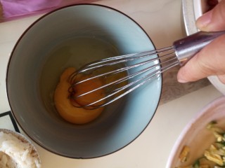 8、辅食:时蔬米饭挞,打散备用