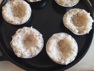 9、辅食:时蔬米饭挞,全部装好的米饭挞放在烤盘上