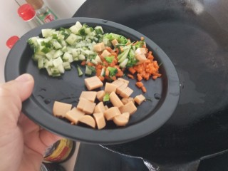 11、辅食:时蔬米饭挞,把胡萝卜黄瓜辅食肠下锅煸炒一下加适量盐调味