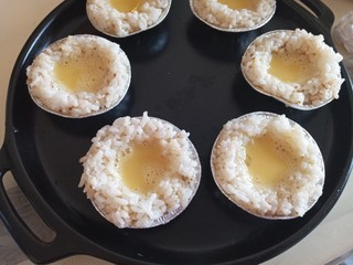 10、辅食:时蔬米饭挞,向凹槽内放入蛋液