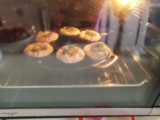 13、辅食:时蔬米饭挞,烤箱180°提前预热，180°烤十分钟即可