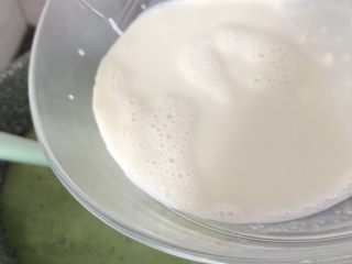 6、抹茶椰丝小方,边加热边搅拌均匀至牛奶起泡程度,把步骤3的牛奶淀粉混合物倒入