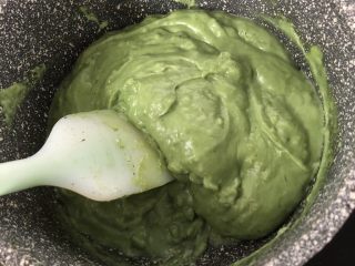 7、抹茶椰丝小方,此时锅内立马变浓稠,再搅拌五秒钟后锅内结块状,然后关火,再次搅拌均匀