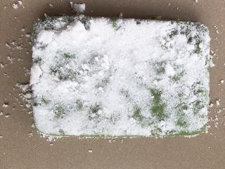 9、抹茶椰丝小方,从冰箱取出后,用刀子在边缘划一圈,然后倒扣脱模,切成小方块,再洒上少许椰蓉,每一面都沾上