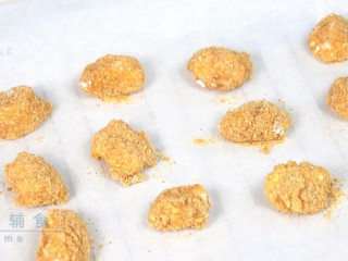 8、鸡米花,滚完放烤纸上~