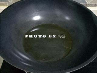 2、杏鲍菇炒香肠,炒锅倒入适量植物油烧热；