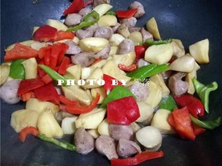 7、杏鲍菇炒香肠,放入甜椒、青椒；翻炒均匀；