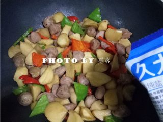 9、杏鲍菇炒香肠,再调入适量盐；