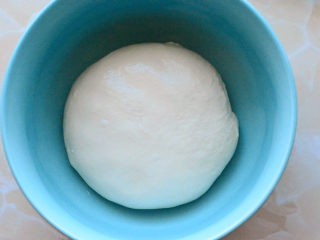 1、油酥肉火烧,清水里面加入酵母，搅拌均匀后加入中筋面粉，揉成面团，在表面刷一点点油，放在室温下发酵1个小时