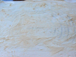 5、油酥肉火烧,把小碗中的油酥抹在面片上