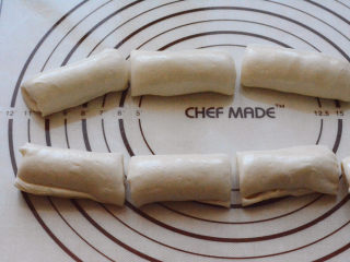 6、油酥肉火烧,从下往上卷起，平均分成8份