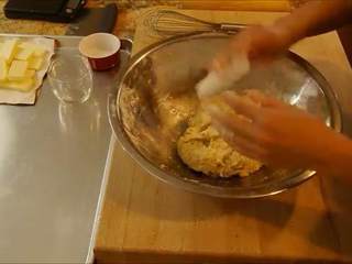 1、冬日完美安抚美食—可颂甜甜圈(完全手工版),面粉、盐、白糖混合均匀,加酵母、水、蛋清、奶油、软化黄油,搅拌均匀到面团形成