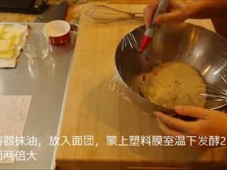 2、冬日完美安抚美食—可颂甜甜圈(完全手工版),容器抹油,放入面团,覆保鲜膜室温发酵2-3小时至面团两倍大