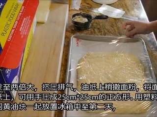 4、冬日完美安抚美食—可颂甜甜圈(完全手工版),面团挤压排气,压成25*25cm的正方形,用保鲜膜包住和黄油块一起冷藏过夜