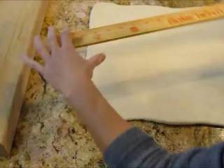 6、冬日完美安抚美食—可颂甜甜圈(完全手工版),快速擀成40*40cm大小,防止黄油融化