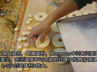 10、冬日完美安抚美食—可颂甜甜圈(完全手工版),用直径8.5cm的模具切除出16个圈,再用2.5cm的模具切同心圆取出。烤盘铺油纸撒面粉,发酵2-3小时至体积3倍大