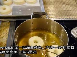 11、冬日完美安抚美食—可颂甜甜圈(完全手工版),将油纸裁开,把植物油加热到175摄氏度,放入甜甜圈将两面煎至金黄,捞出沥油