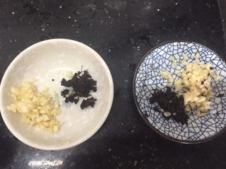 1、豉汁鱼腩,分别把蒜头和豆豉切成末，分成二份