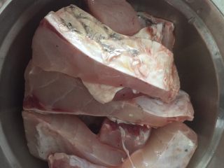 2、豉汁鱼腩,鱼腩洗净沥干水